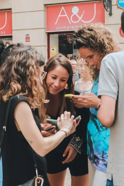 Juego de pistas urbano con múltiples equipos