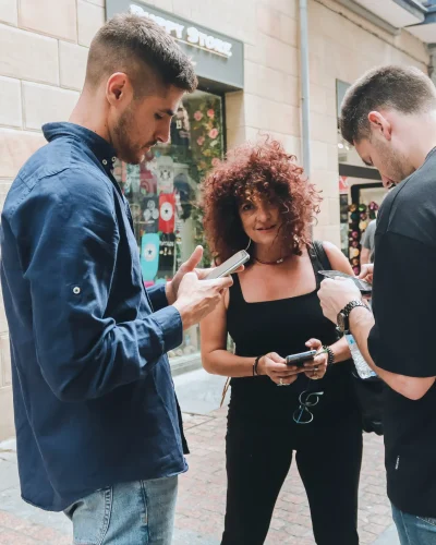 Experiencia de juego urbano con competición en tiempo real